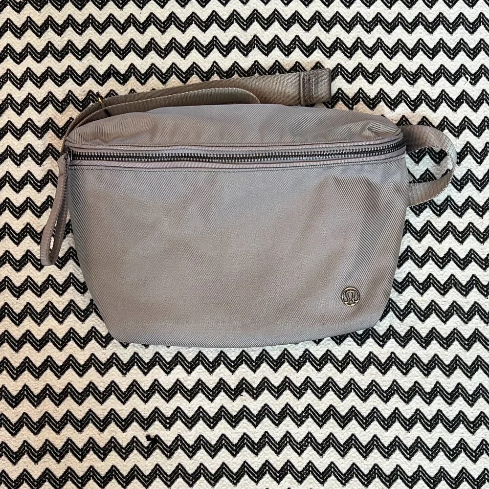 Dark Chrome lululemon Go Lightly Belt Bag - Picture 2 of 11
